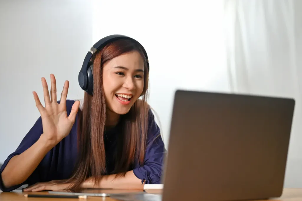 Beginner online tutor teaching English remotely without previous experience 2025